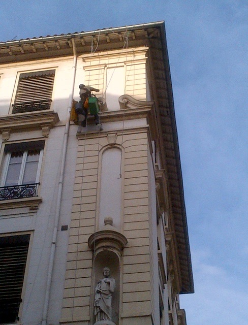 Pose de filets anti-pigeons sur Lyon avec Générale d'Hygiène