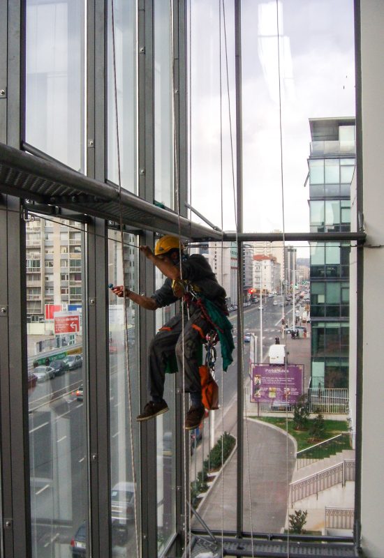 Nettoyage de vitres en hauteur avec accès sur cordes à Lyon