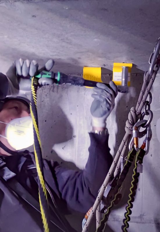 Pose de crochet d'ascenseur en hauteur avec accès sur cordes