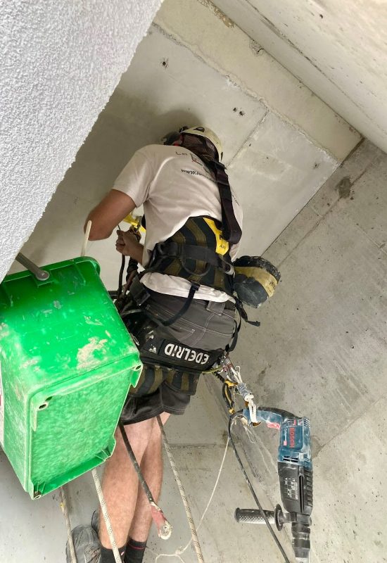 Pose de crochet d'ascenseur en hauteur avec accès sur cordes