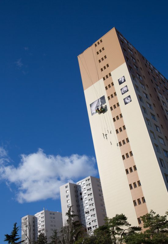 Pose de photographies d'art sur un immeuble à Lyon