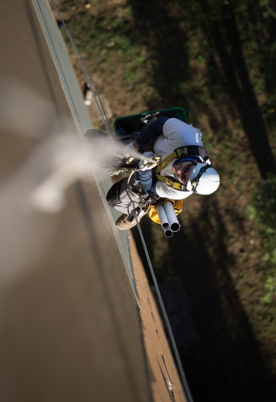 Cordiste à l'oeuvre pendant une installation artistique