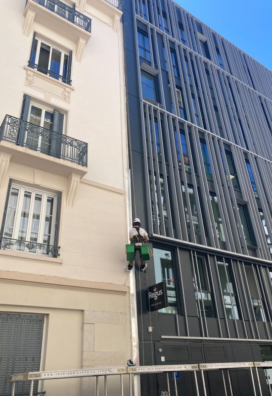 Travaux d'étanchéité en hauteur sur une façade à Lyon