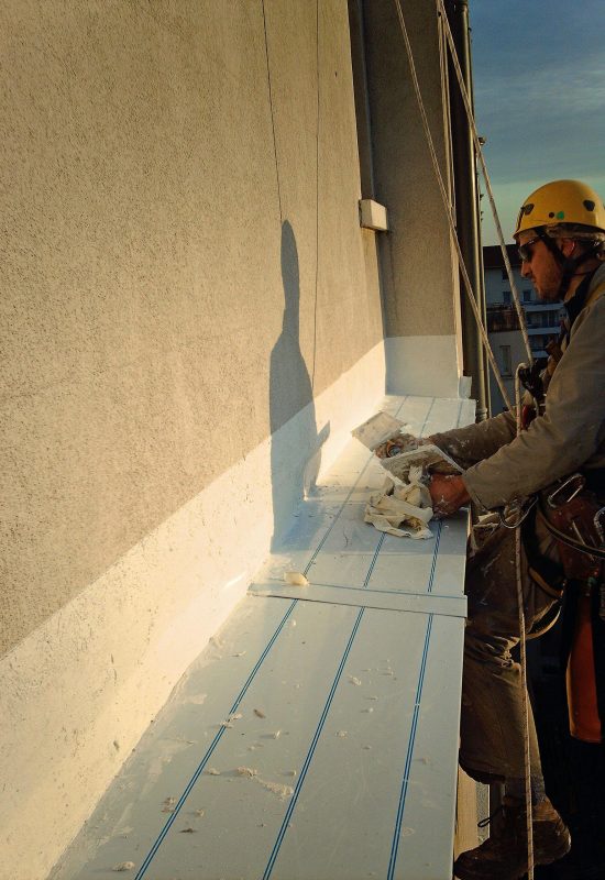 Travaux d'étanchéité en hauteur sur une façade
