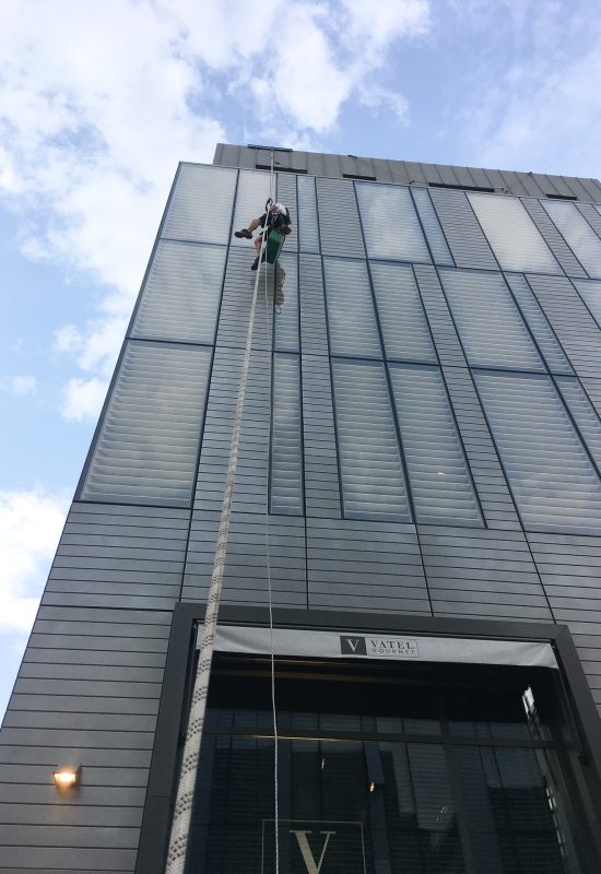 Travaux d'étanchéité en hauteur sur une façade