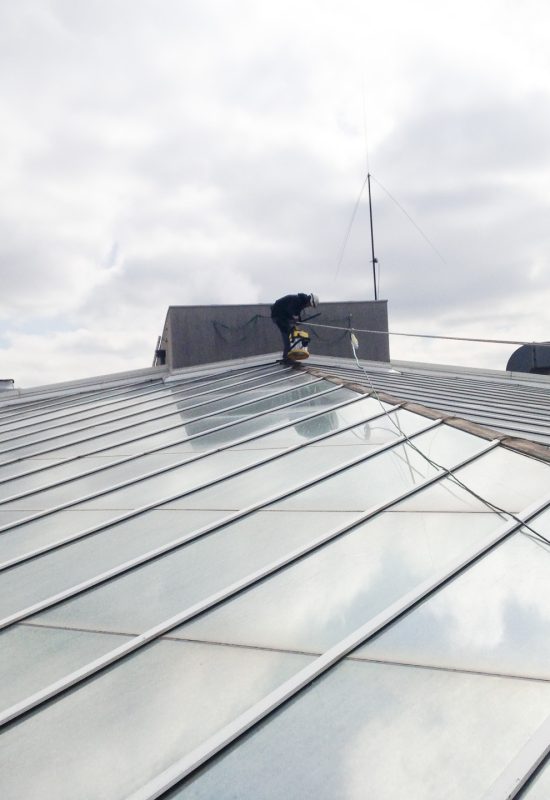 Travaux d'étanchéité en hauteur sur une verrière