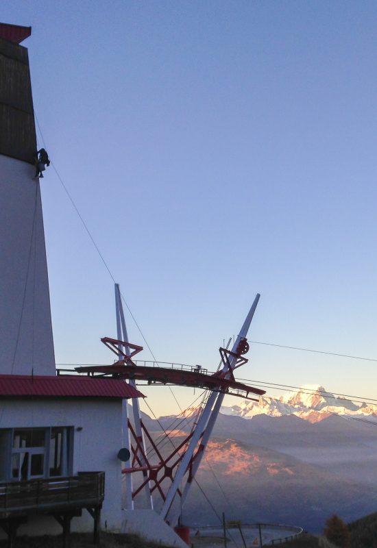 Travaux d'étanchéité en hauteur sur une façade à La Plagne en Savoie