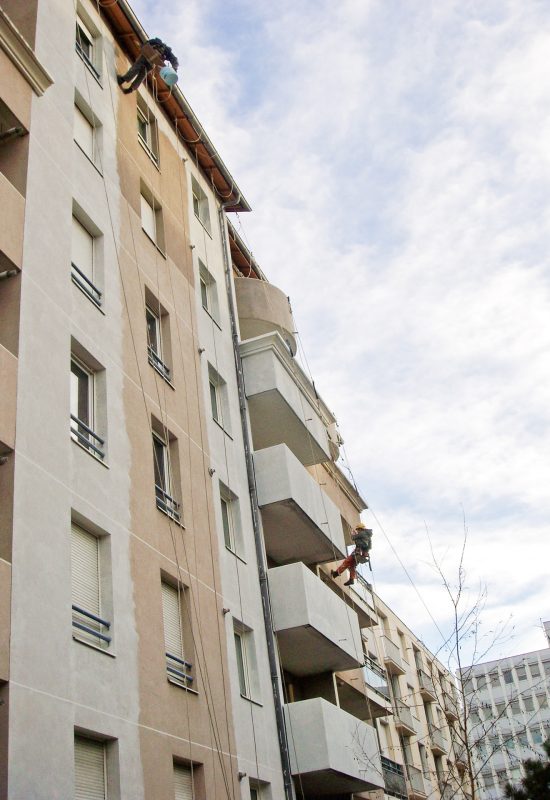 Ravalement de façade en hauteur sur un immeuble à Lyon