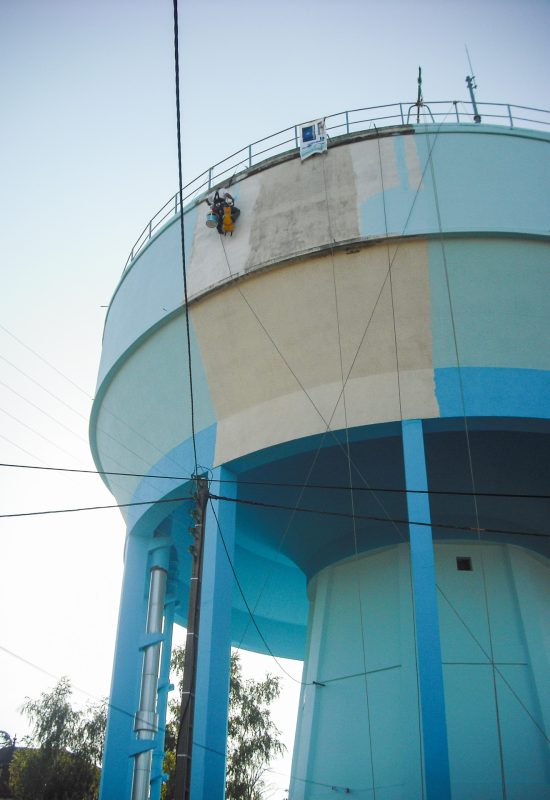 Ravalement de façade en hauteur sur un château d'eau
