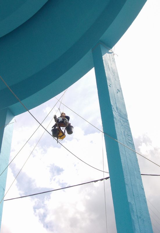 Ravalement de façade en hauteur sur un château d'eau